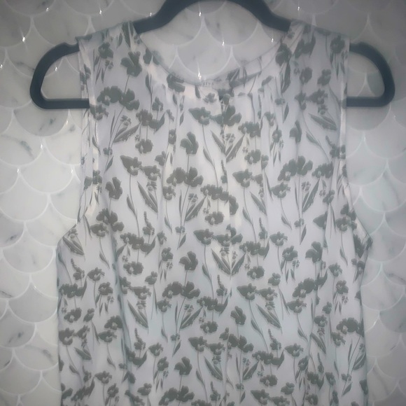 Fun2fun white lg sleeveless blouse with gray floral designs - Picture 1 of 2
